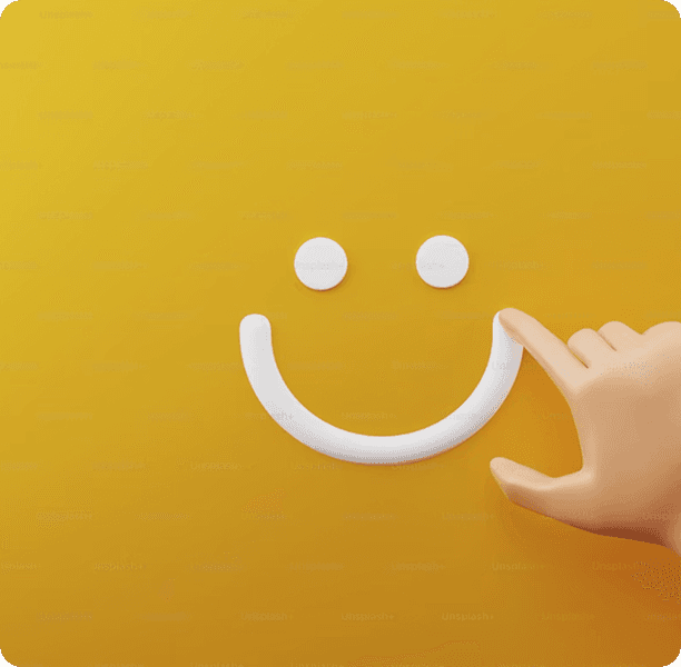 Illustration d’une main traçant un sourire blanc sur un fond jaune